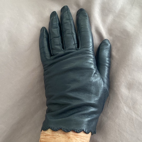 Ladies genuine vintage leather gloves in excellent condition. No rips. - Picture 4 of 6